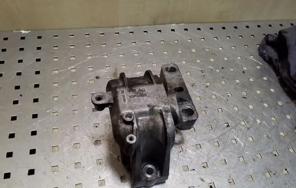 Volkswagen Caddy Engine mount bracket 1K0199262