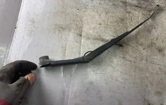 Mitsubishi Pajero Sport I Front wiper blade arm