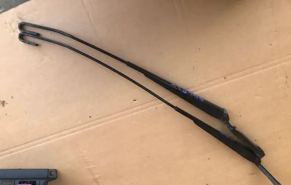 Volkswagen Golf IV Front wiper blade arm 1J1955409A 1J1955410A