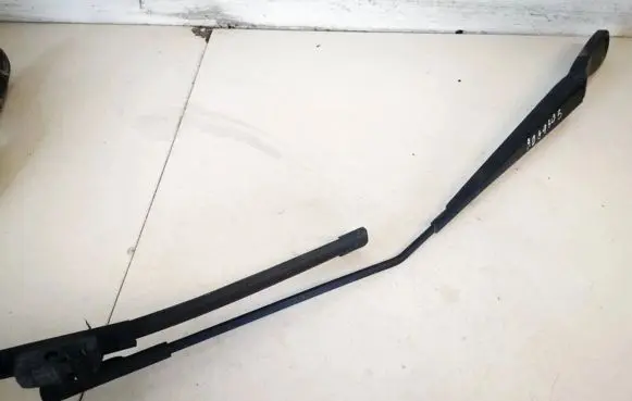 Volvo V50 Front wiper blade arm 30698250