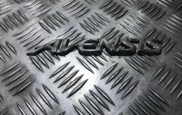 Toyota Avensis T220 Manufacturer badge logo/emblem 