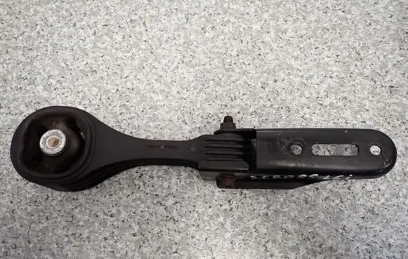 Engine mount vacuum valve