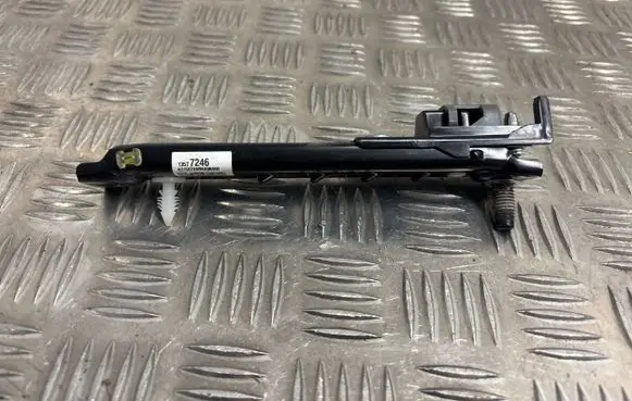 Opel Meriva B Seat belt adjustment rail 13577246