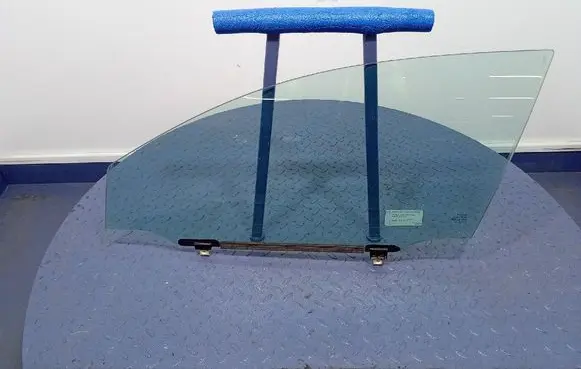 Toyota Avensis Verso Front door window glass four-door 