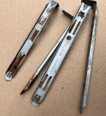 Headlight/headlamp mounting bracket