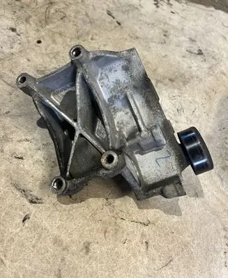 Hyundai Tucson JM Generator/alternator bracket 