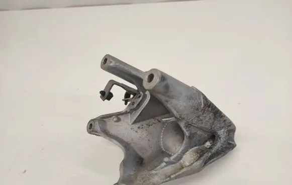 Volkswagen Touareg I Engine mounting bracket 070199308A