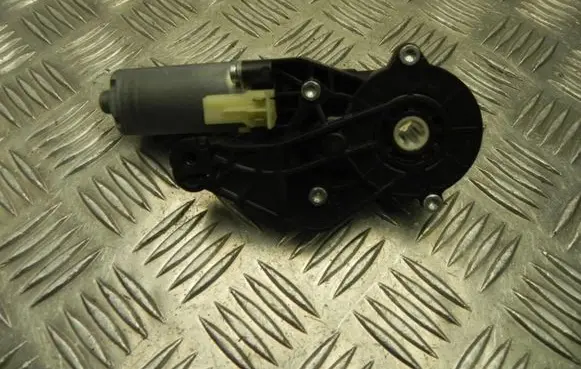 Mercedes-Benz C AMG W204 Seat adjustment motor 825843714 V973