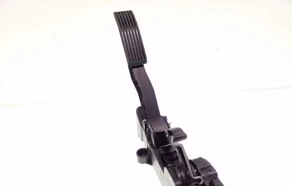 Mercedes-Benz B W245 Accelerator throttle pedal A1693000104