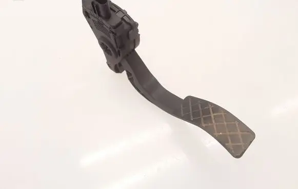 Accelerator throttle pedal