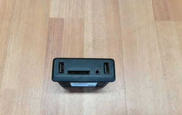 Renault Espace V (RFC) AUX in-socket connector 280233557R DQ14Z17861