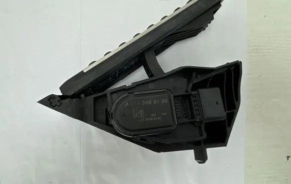 Mercedes-Benz E W214 Accelerator throttle pedal A2143000100