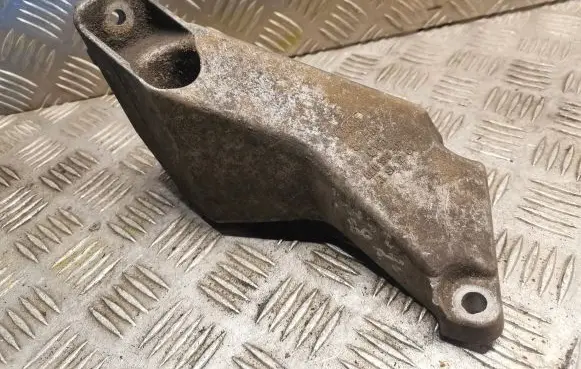 Audi A4 S4 B7 8E 8H Engine mounting bracket 8E0199307A