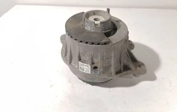 Mercedes-Benz C W205 Engine mount bracket A2052406617 ZGS003