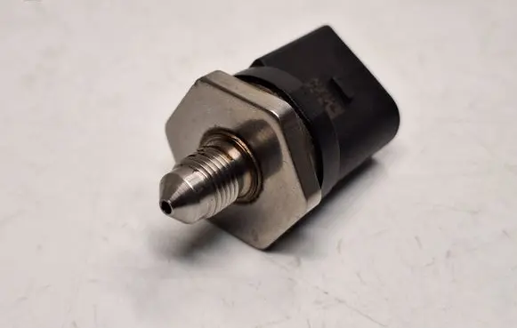 BMW X3 F25 Fuel pressure sensor 0261545072 13537620946