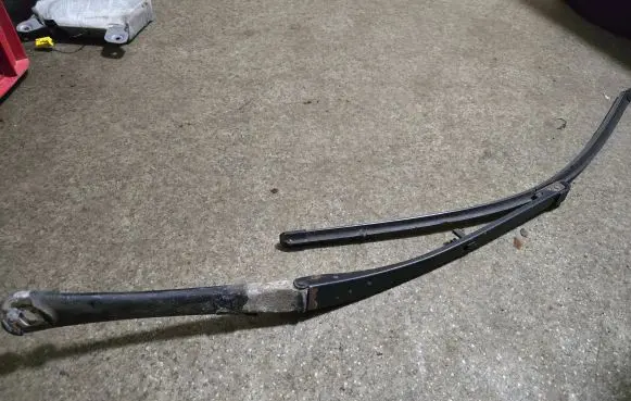 BMW 5 E39 Front wiper blade arm 102076