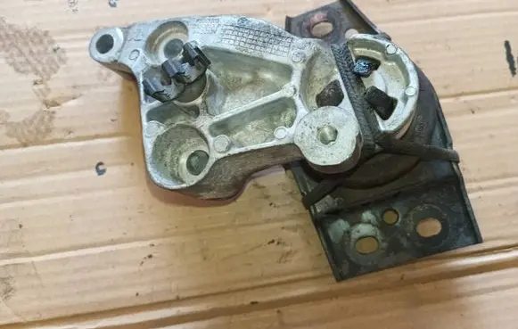 Renault Latitude (L70) Engine mount bracket 112100049R