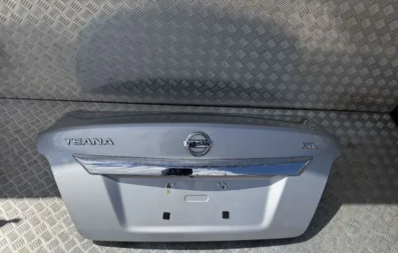 Nissan Altima Truck tailgate 