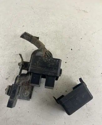 Mitsubishi L200 Relay mounting block MR301978