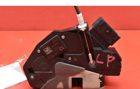 Volvo S60 Front door lock 31301737