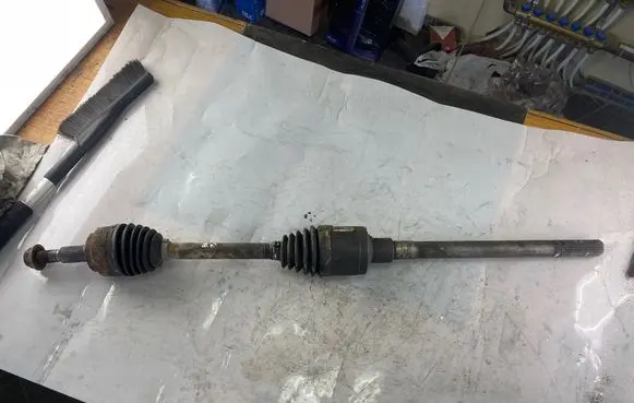 Jeep Grand Cherokee (WK) Front driveshaft P52104590aa