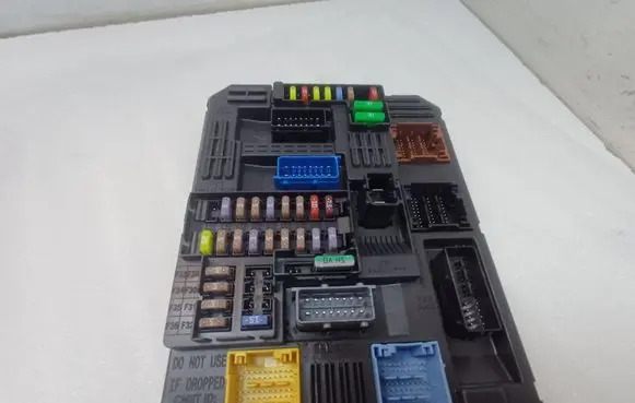 Peugeot 3008 II Fuse module 9819854780
