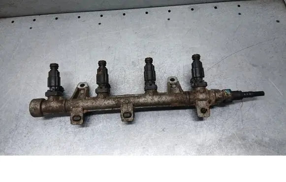 Hyundai Matrix Fuel injector supply line/pipe 