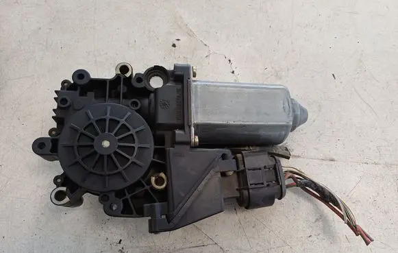 Audi A6 S6 C4 4A Front door window regulator motor 4A0959801D