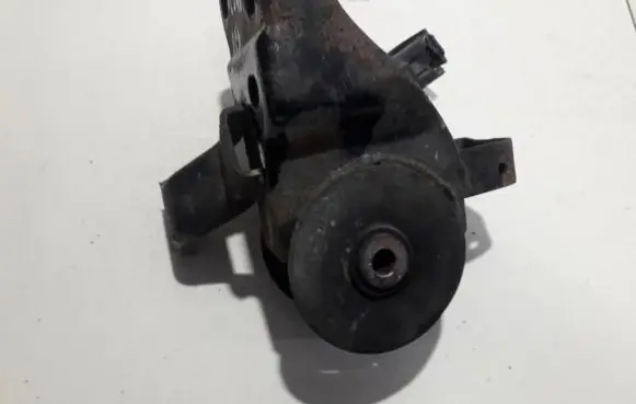 Mazda 626 Engine mount bracket