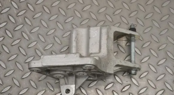 Hyundai Ioniq Engine mounting bracket
