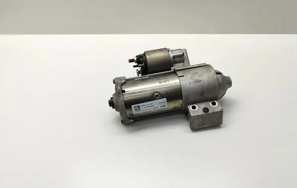 BMW 5 G30 G31 Starter motor 8588898 12418588898 18603145