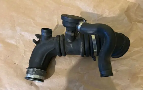 Audi TT Mk1 Air intake hose/pipe 06A133356B
