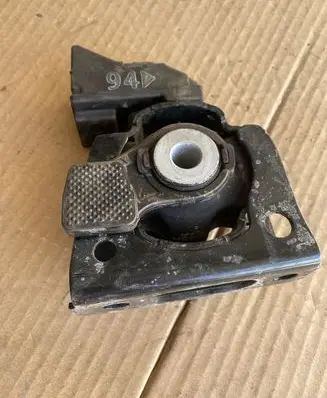 Lexus CT 200H Engine mount bracket