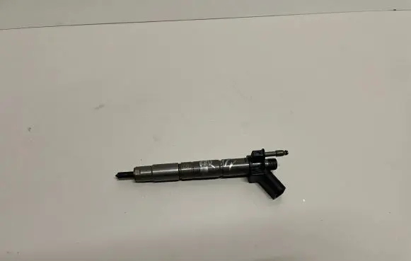 BMW 5 E60 E61 Fuel injector 7797877 060 0445116001