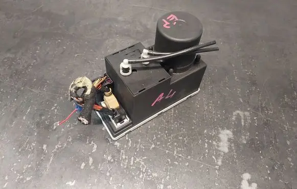 Audi A4 S4 B5 8D Central locking vacuum pump 8L0862257L