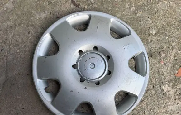 Volkswagen Polo R14 wheel hub/cap/trim 6Q0601147M