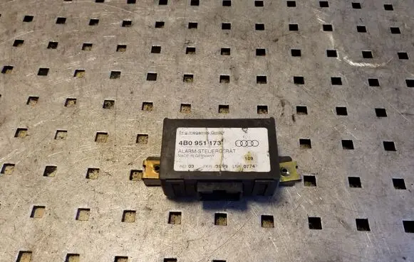 Audi A4 S4 B5 8D Alarm control unit/module 4B0951173
