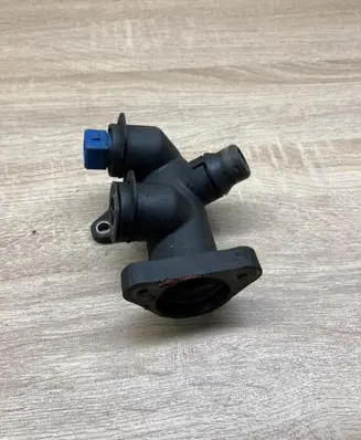 Volkswagen PASSAT B5 Engine coolant pipe/hose 058121133B