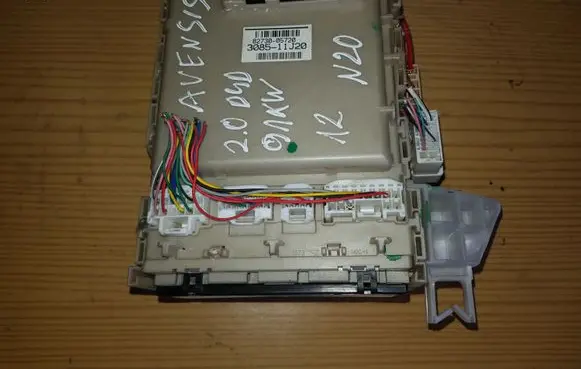 Toyota Avensis T270 Fuse module 8273005720