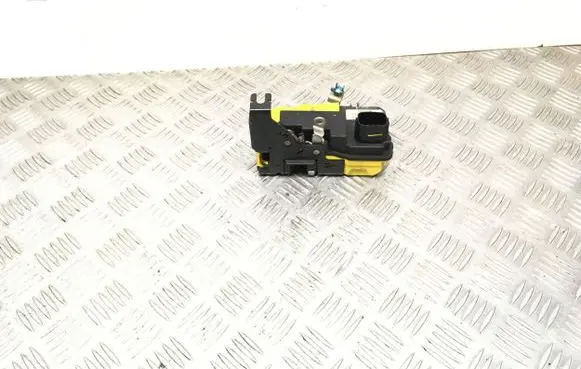 Volvo V70 Front door lock 8650547