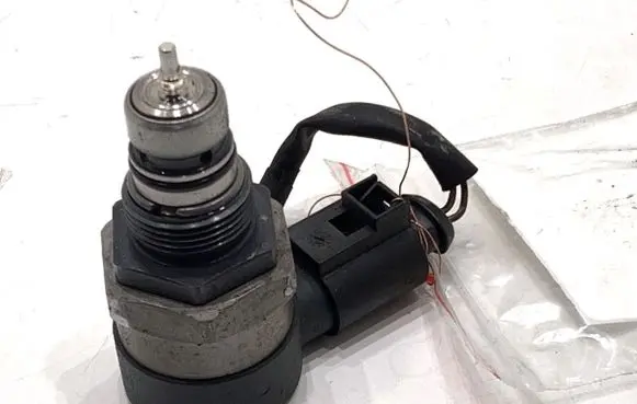 Audi A4 S4 B8 8K Fuel pressure regulator 057130764H