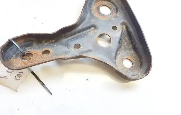 Mazda 6 Engine mounting bracket