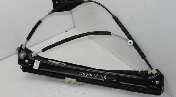 Volkswagen Tiguan Front door electric window regulator 5NA837462A
