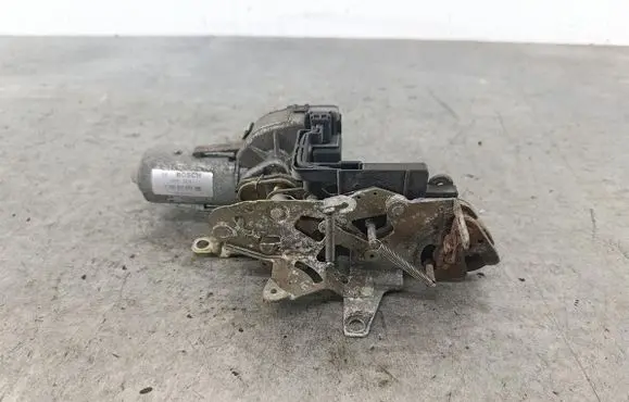 Mercedes-Benz E W210 Tailgate lock latch 2107400536
