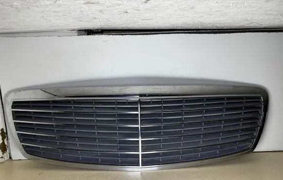 Mercedes-Benz E W211 Front bumper upper radiator grill A2118800283 2118800283
