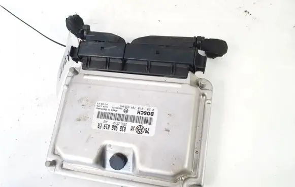 Volkswagen PASSAT B5.5 Engine control unit/module 038906019 0281010704