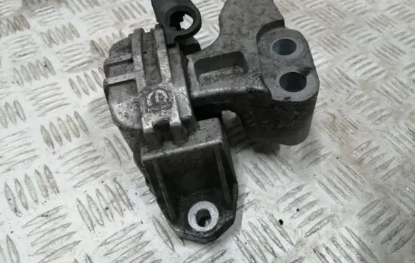 Engine mount vacuum valve