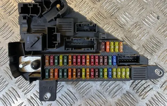 BMW 5 E60 E61 Fuse module 6906618 518956040