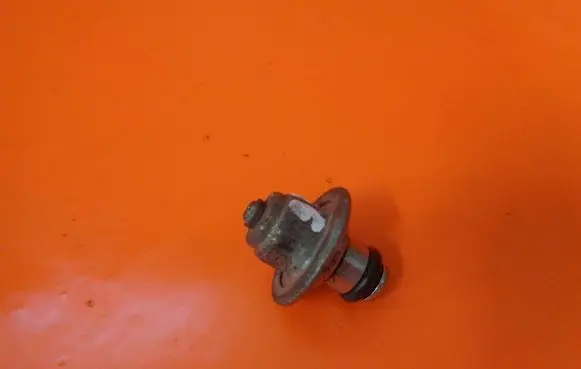 Peugeot 107 Fuel pressure regulator 