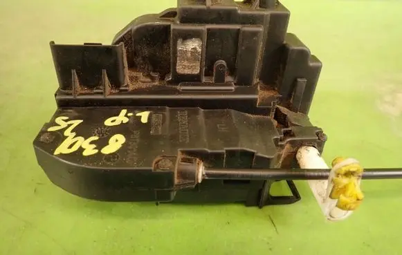 Nissan Note (E11) Front door lock